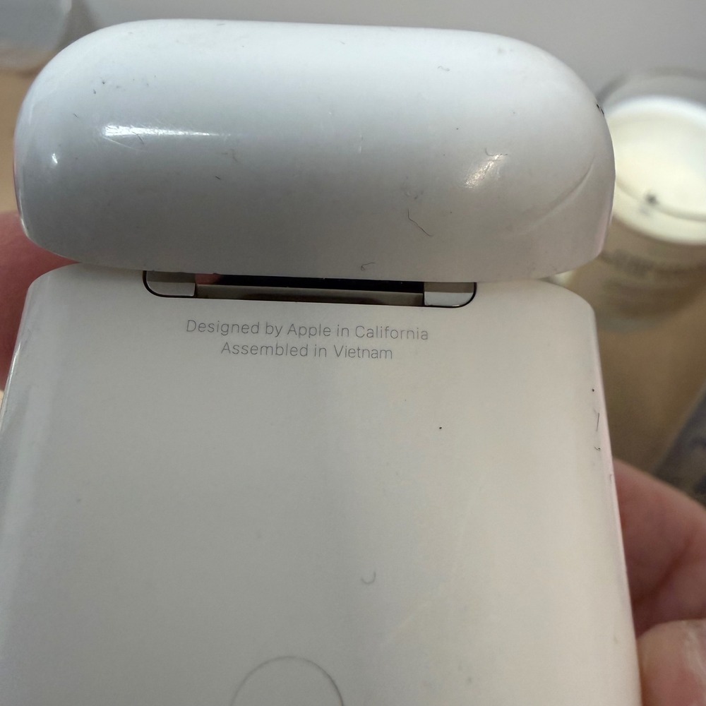 Apple AirPods Charging Case Unisex OS White Fair A1602 Genuine Replacement - Picture 2 of 4